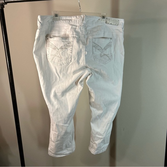 Amethyst Jeans White Cropped Denim - Picture 8 of 8